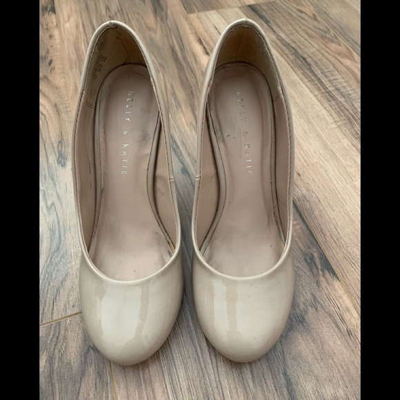 Classic Tan Pumps - Picture 1 of 4